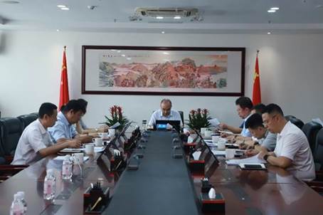 一群人坐在桌子前
形貌已自动天生