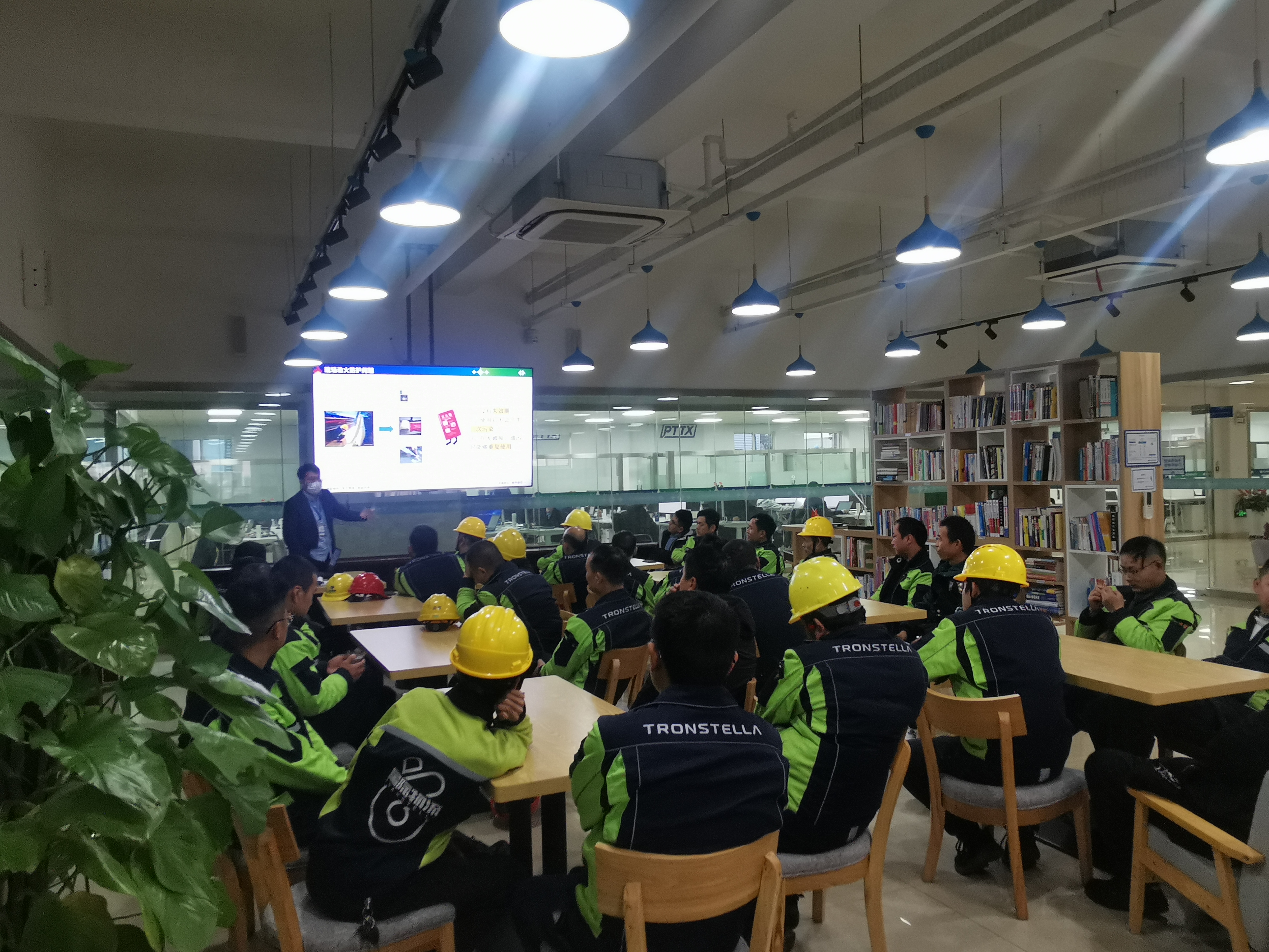 高潮H跪趴扩张调教男男视频