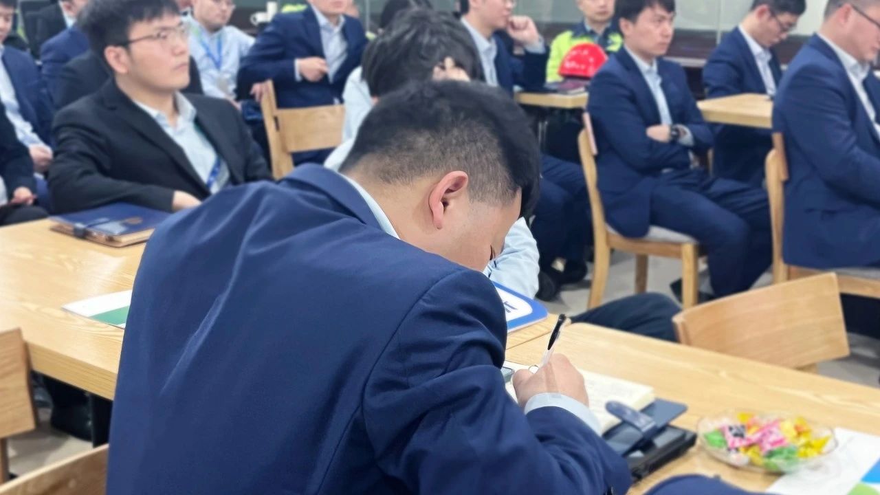 高潮H跪趴扩张调教男男视频
